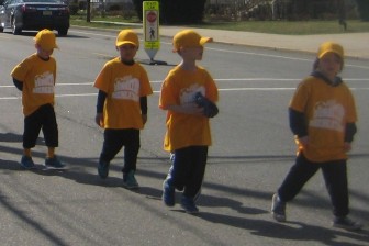 little-league-parade-yellow-team-041015-d411