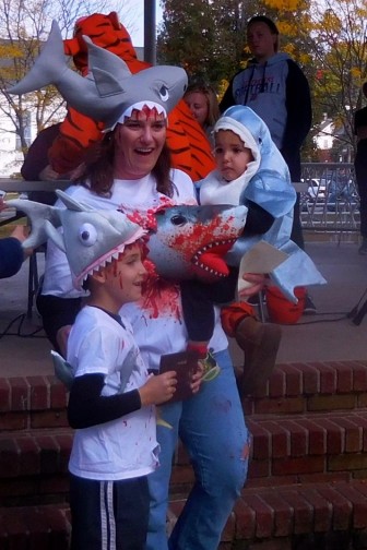 The Dow family's Sharknado group entry wins 2015 grand prize.